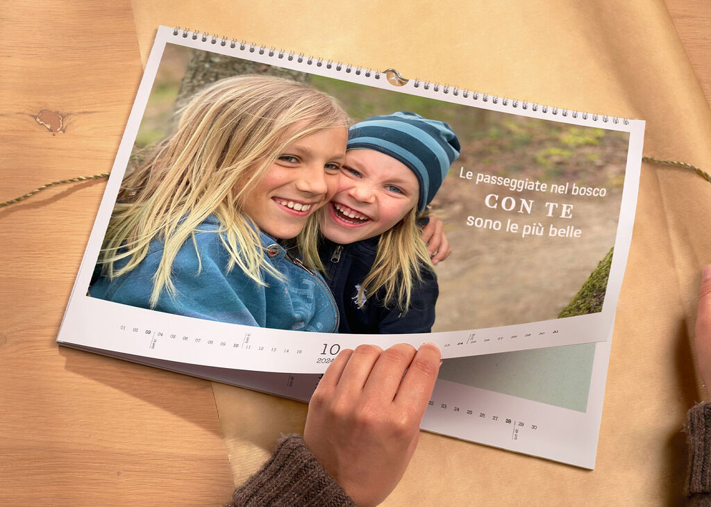 Un calendario fatto a mano con una foto riuscita che mostra due bambini nel bosco.