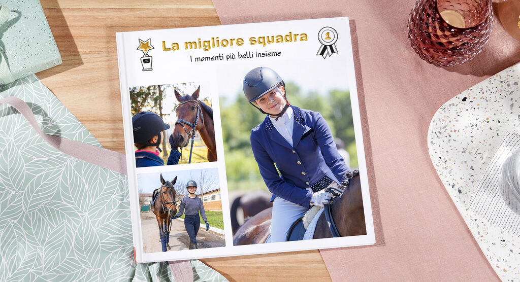 Un CEWE Fotobuch sui migliori momenti con i cavalli, rappresentato da varie foto di cavalieri e i loro cavalli.