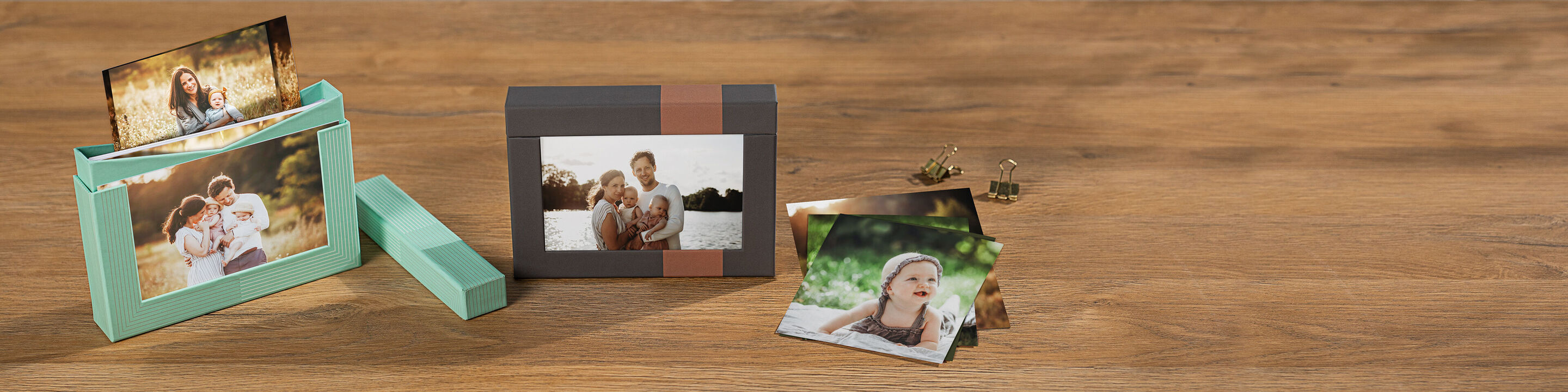 Due presentazioni fotografiche creative con immagini di momenti felici, tra cui un album e foto disposte.