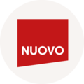 Logo NUOVO su sfondo quadrato rosso.