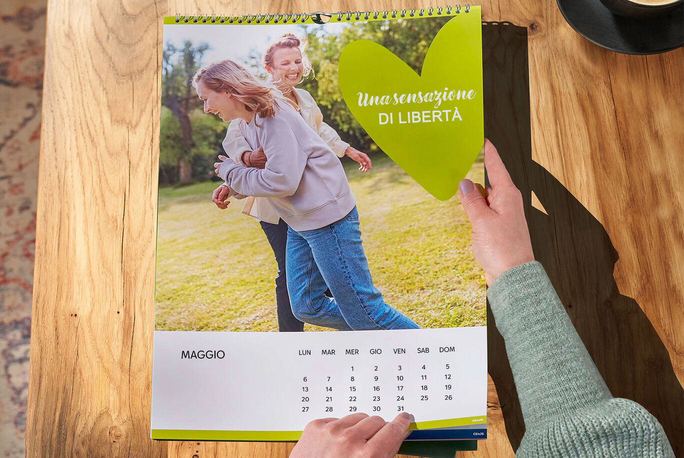 Due persone che passeggiano in un prato, con un calendario personale in mano