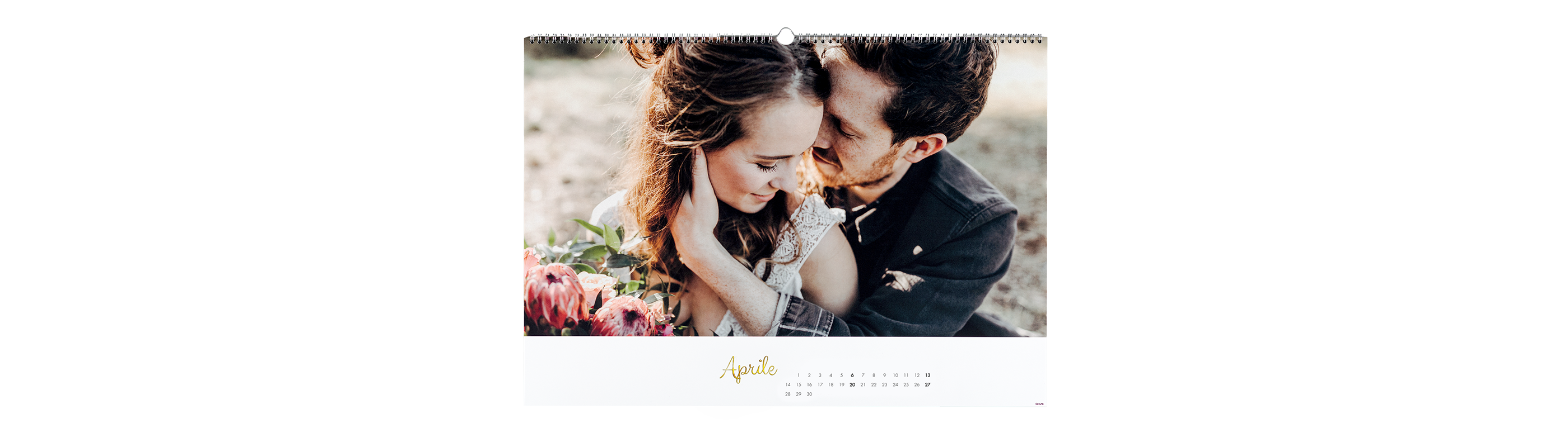 Coppia innamorata con fiori che guarda un calendario fotografico.