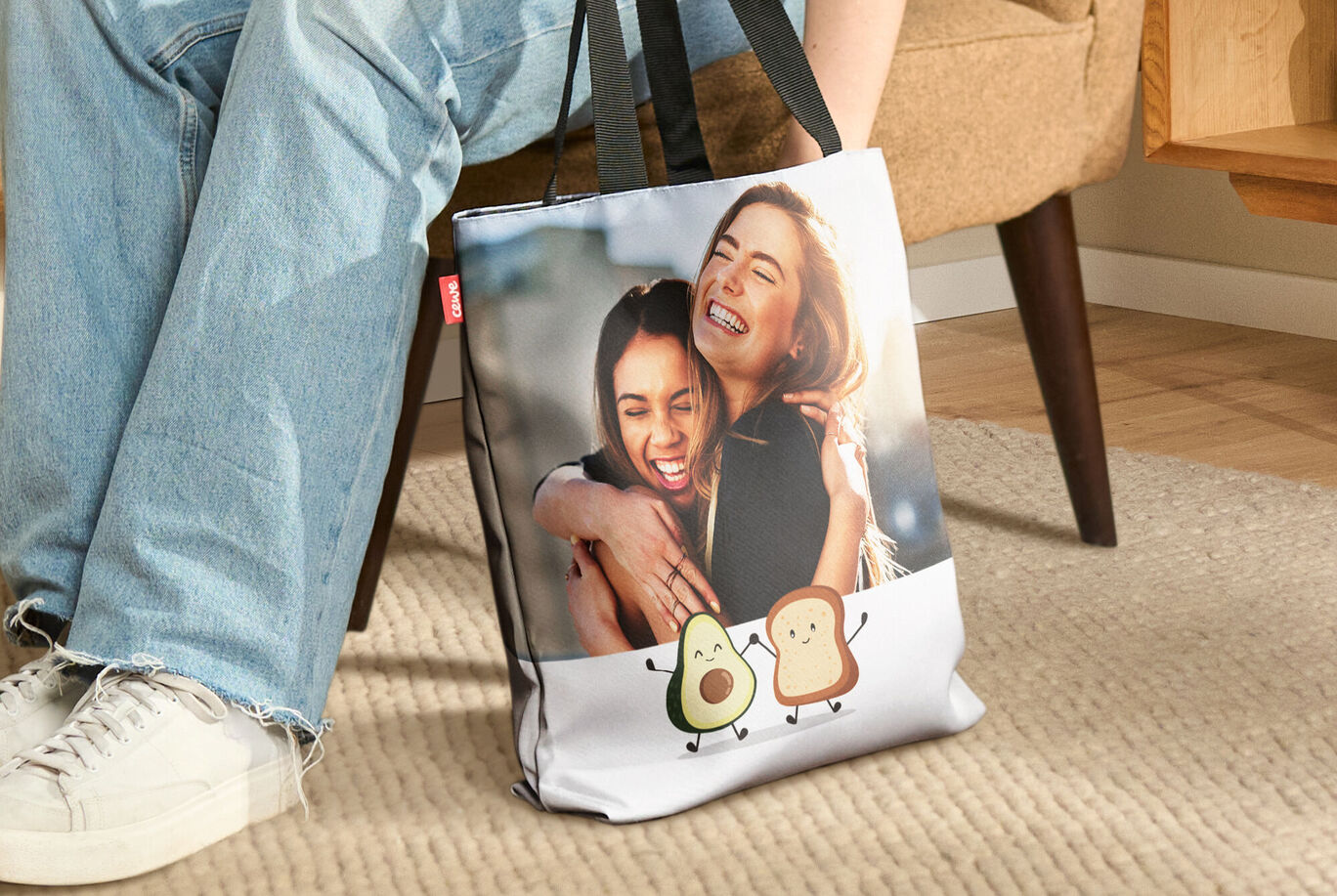 Una borsa con un motivo di avocado felice, che è sul pavimento, mentre una persona la guarda in un ambiente rilassato