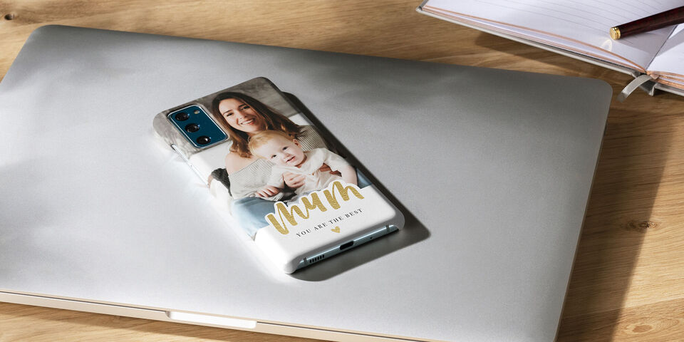 Custodia per cellulare con foto di una madre e suo figlio su un tavolo.
