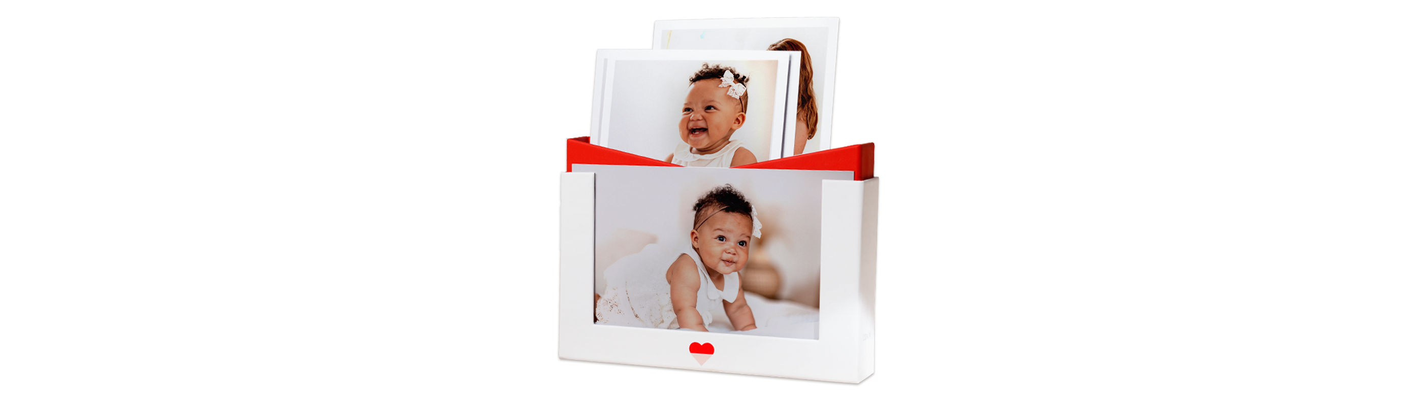 Una cornice fotografica affettuosamente progettata con foto di bambini che trasmettono gioia e affetto.