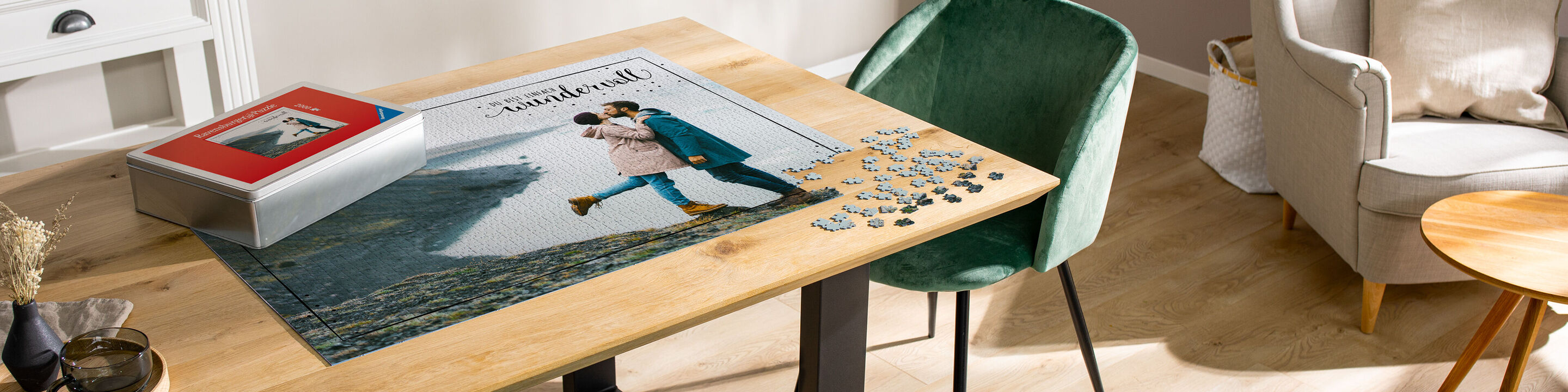 Un fotolibro CEWE su una scrivania in legno. Tavolo moderno e ben arredato con pezzi di puzzle e una sedia verde.