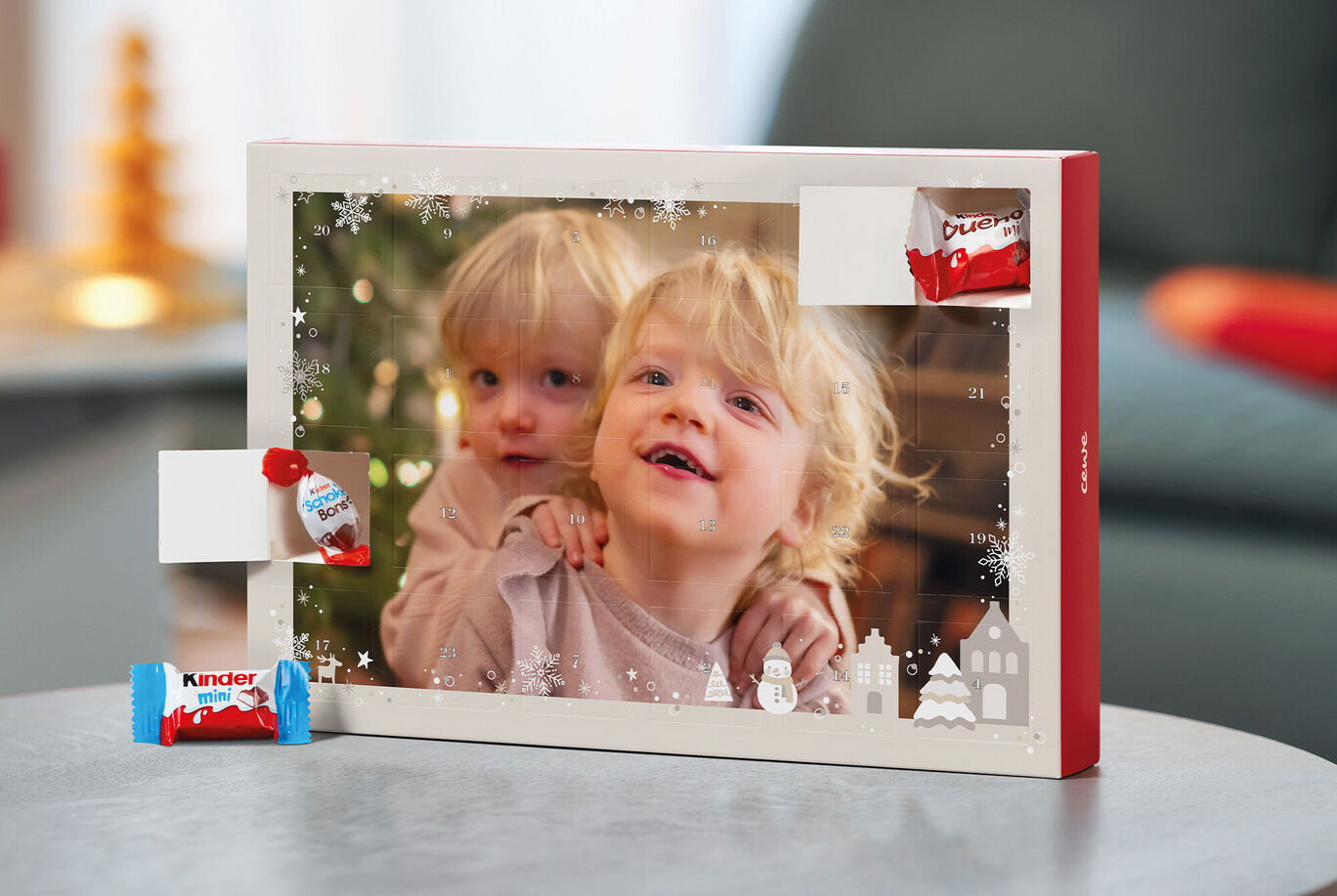 Un calendario dell'avvento progettato con amore, con motivi festivi e dolci.