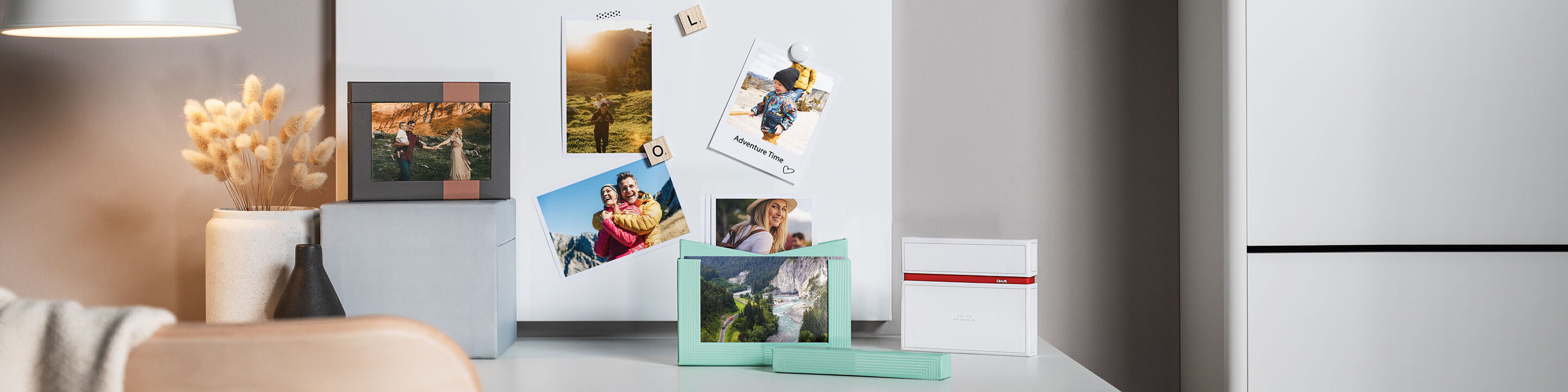 Un tavolo stiloso con portafoto, foto ricordo e decorazioni calorose per momenti personali.