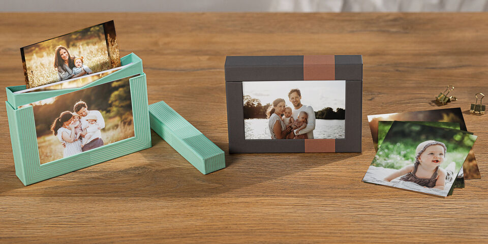 Tre foto di momenti felici di famiglie su un tavolo con superficie di legno.