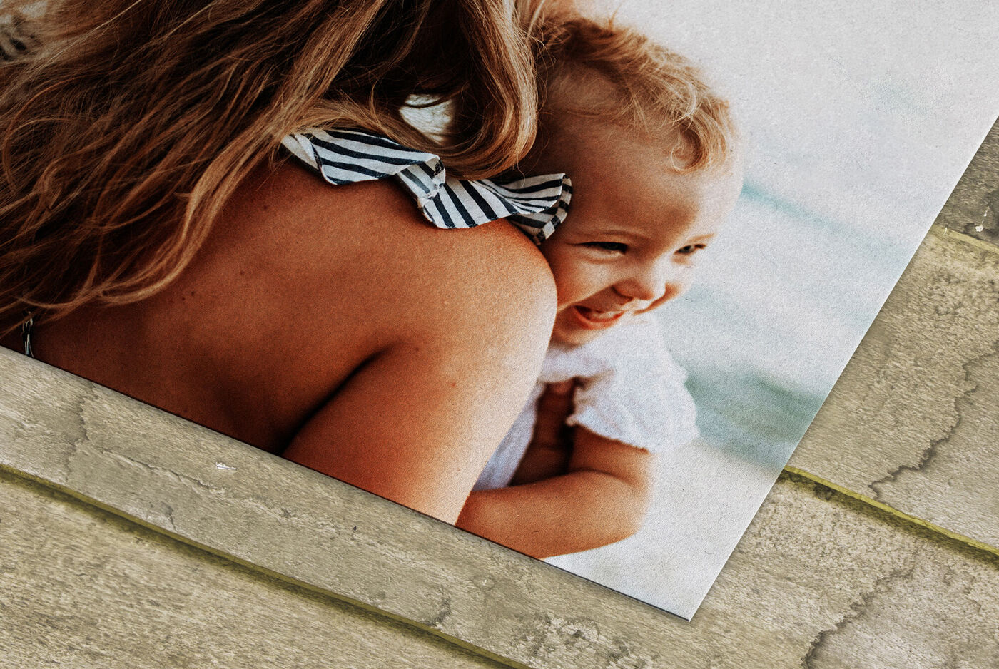 Una scena affettuosa di un genitore che tiene in braccio un bambino, stampata su carta ecologica.