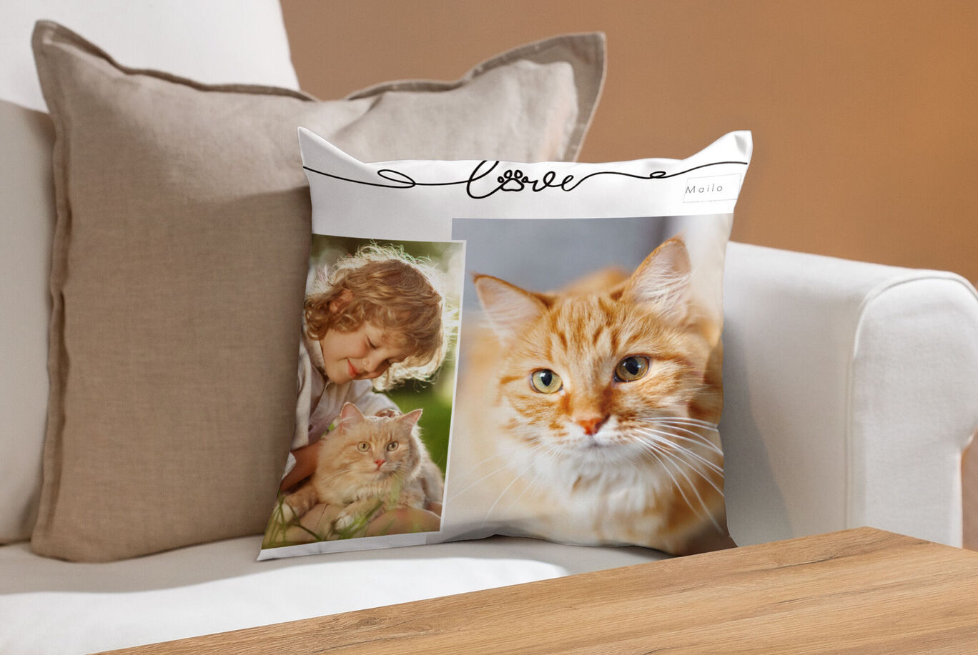 Cuscino decorativo con immagini di un bambino e di un gatto arancione con la parola 'Amore'.