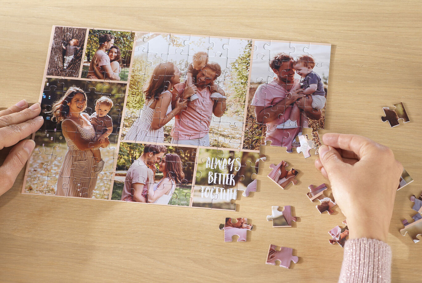 Una famiglia crea un puzzle personalizzato con i loro momenti preferiti.