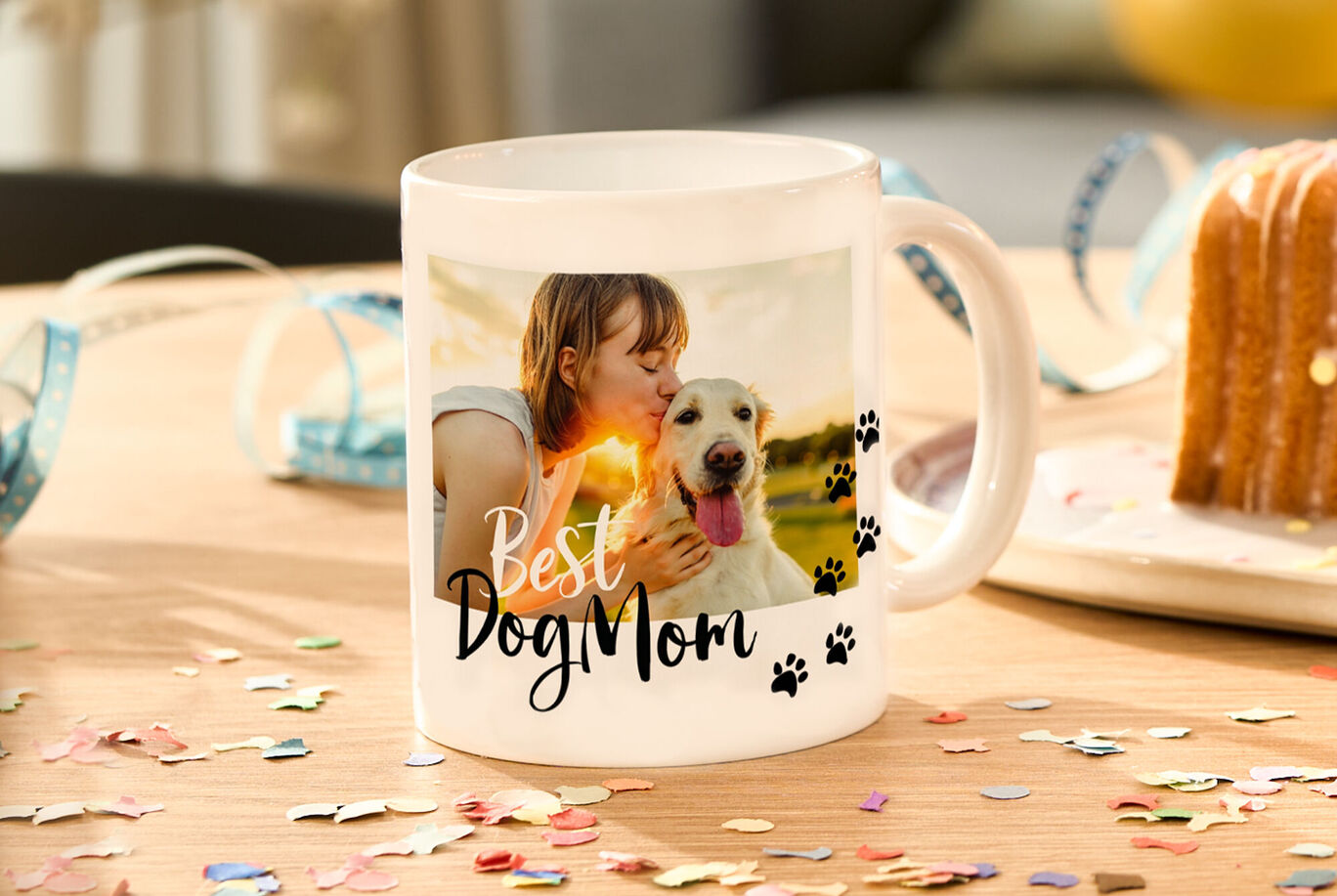 Una tazza con il testo 'Best Dog Mom' e un'immagine di un cane.