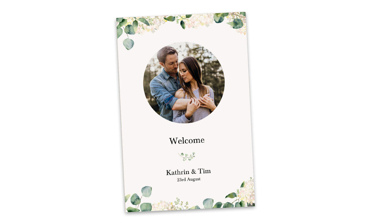 Un bellissimo design di biglietti di benvenuto per Katharina e Tim con elementi floreali.