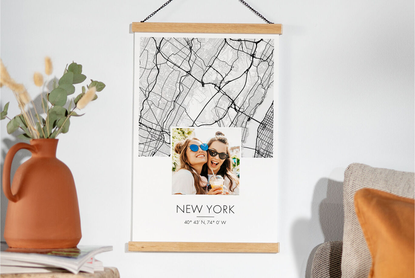 Design di orologio da parete con una mappa di New York, che mostra due persone al centro.