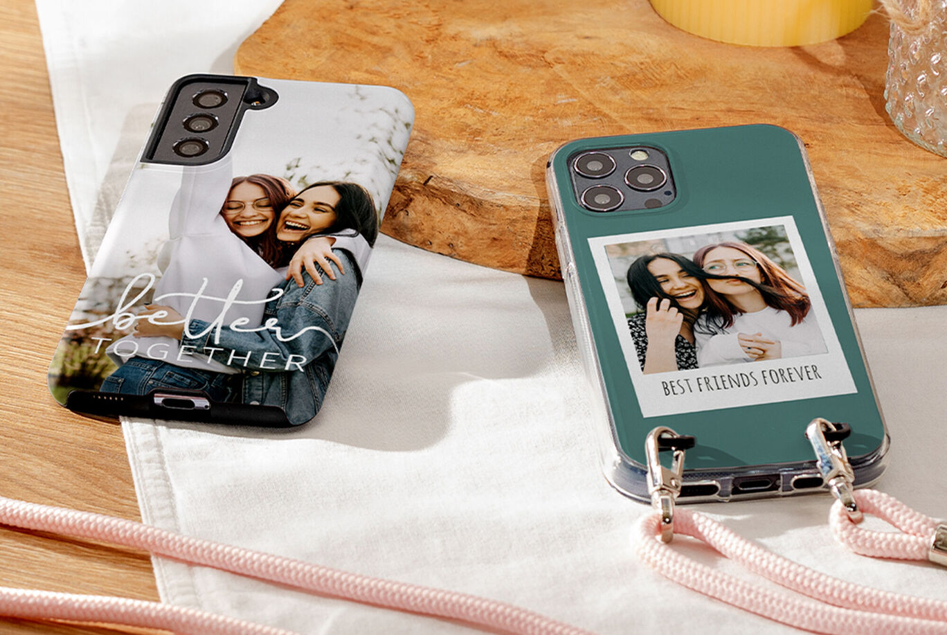 Due portachiavi creativi per telefoni con design personali, uno con il testo 'better together' e uno con una foto e 'best friends forever'