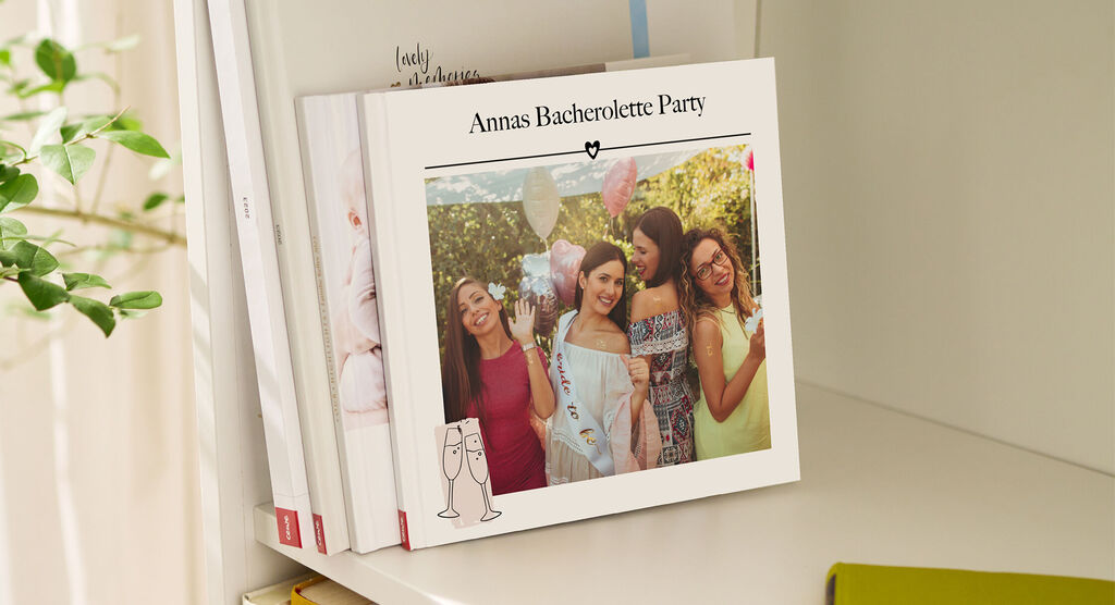 Un fotolibro CEWE della festa di addio al nubilato di Anna, con la festa all'aperto e donne vestite a festa.