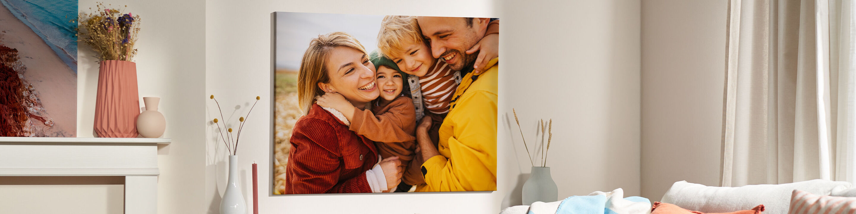 Una famiglia si abbraccia in un accogliente spazio con un bel murale.