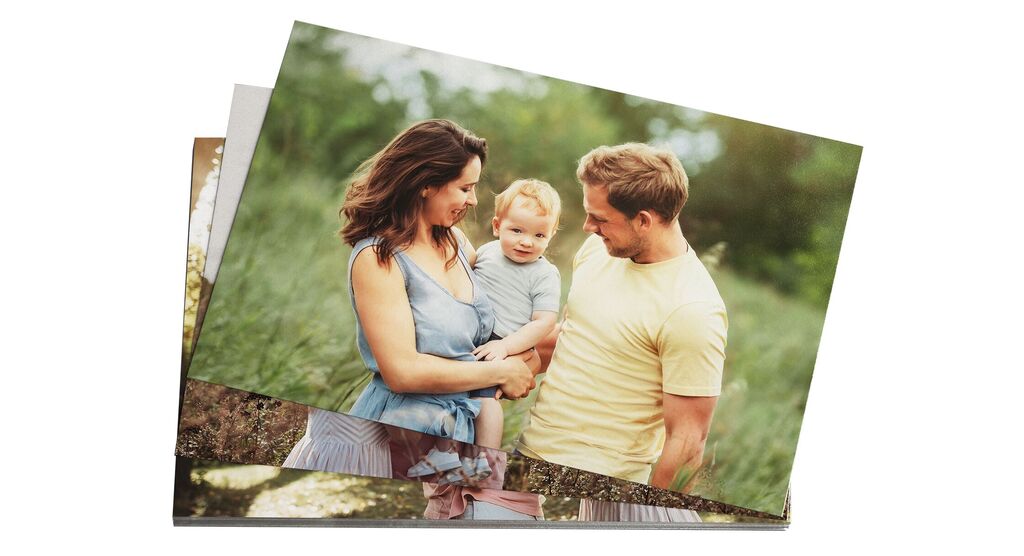 La famiglia posa insieme nel verde e si gode il tempo.
