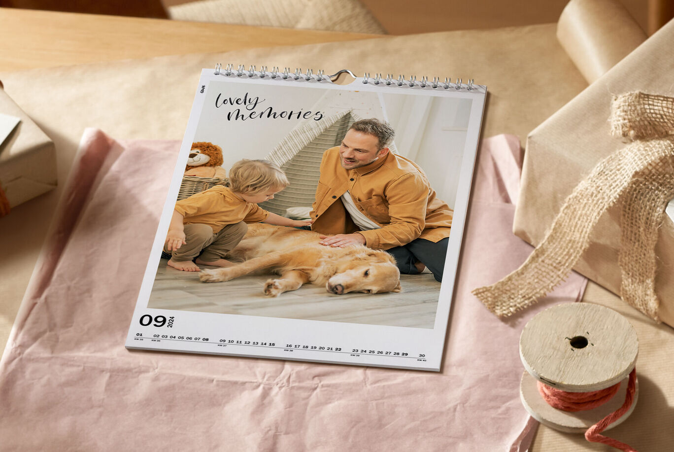 Un calendario familiare su un tavolo. Un bambino e un cane ci sono, mentre un adulto fa compagnia. Il mese è settembre.