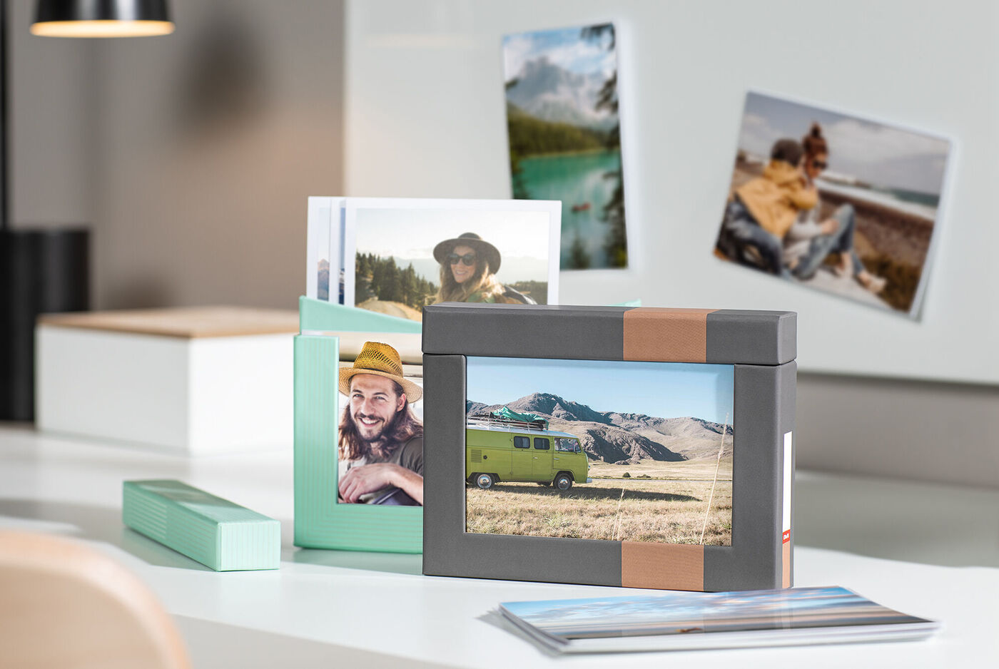 Due eleganti scatole fotografiche su un tavolo con bellissimi paesaggi e foto di viaggio.