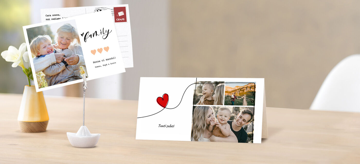 Una cartolina decorata con amore con foto di persone felici e un cuore rosso, posata su un tavolo